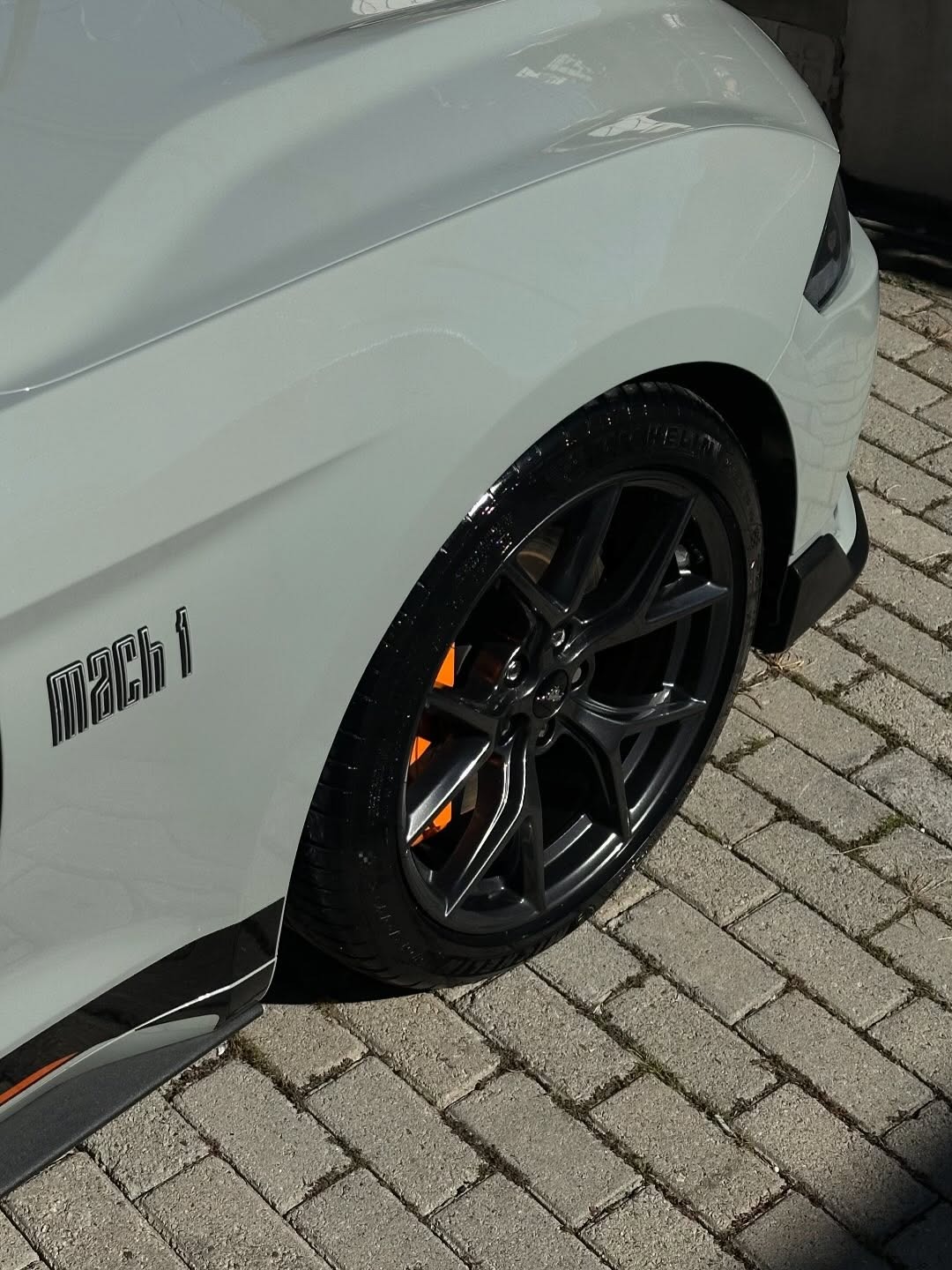 Ford Mustang Mach 1 com lataria polida e roda detalhada