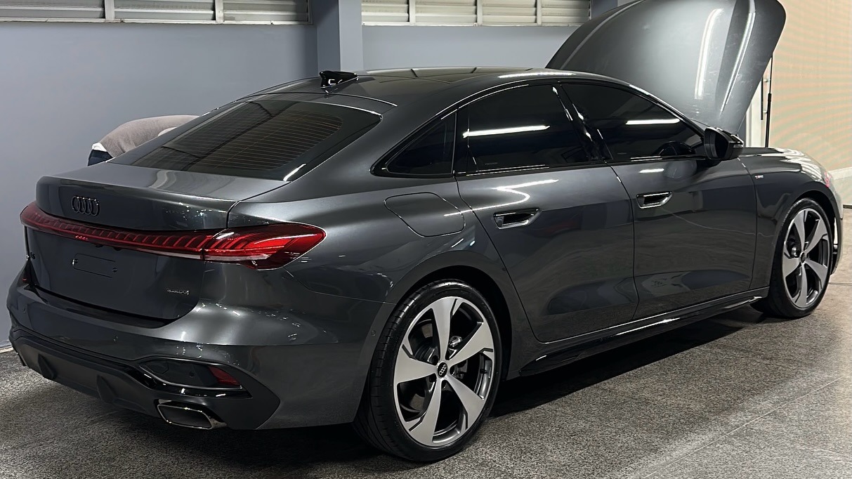 Audi cinza visto pela traseira com acabamento brilhante na Klein Detail