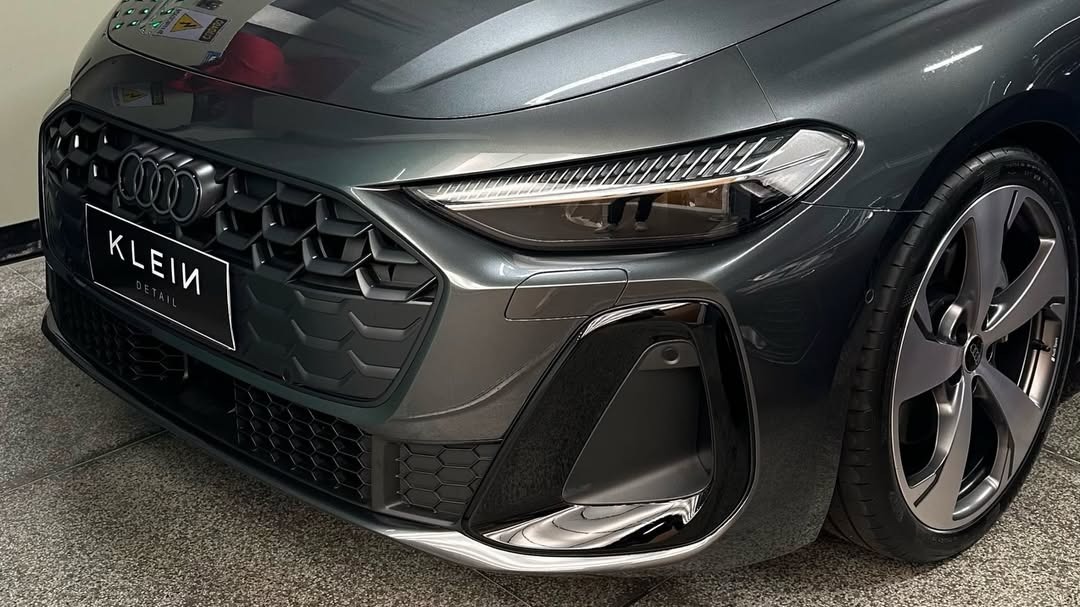 Audi cinza com placa Klein Detail na seção de PPF