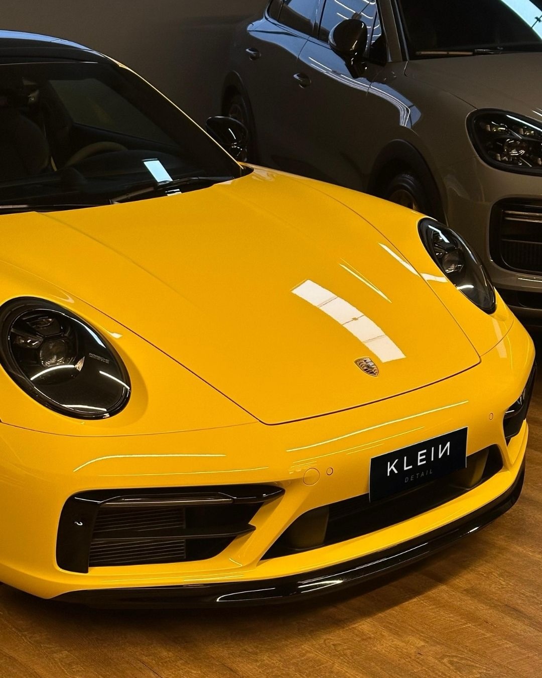 Porsche 911 amarelo com pintura protegida e brilho espelhado