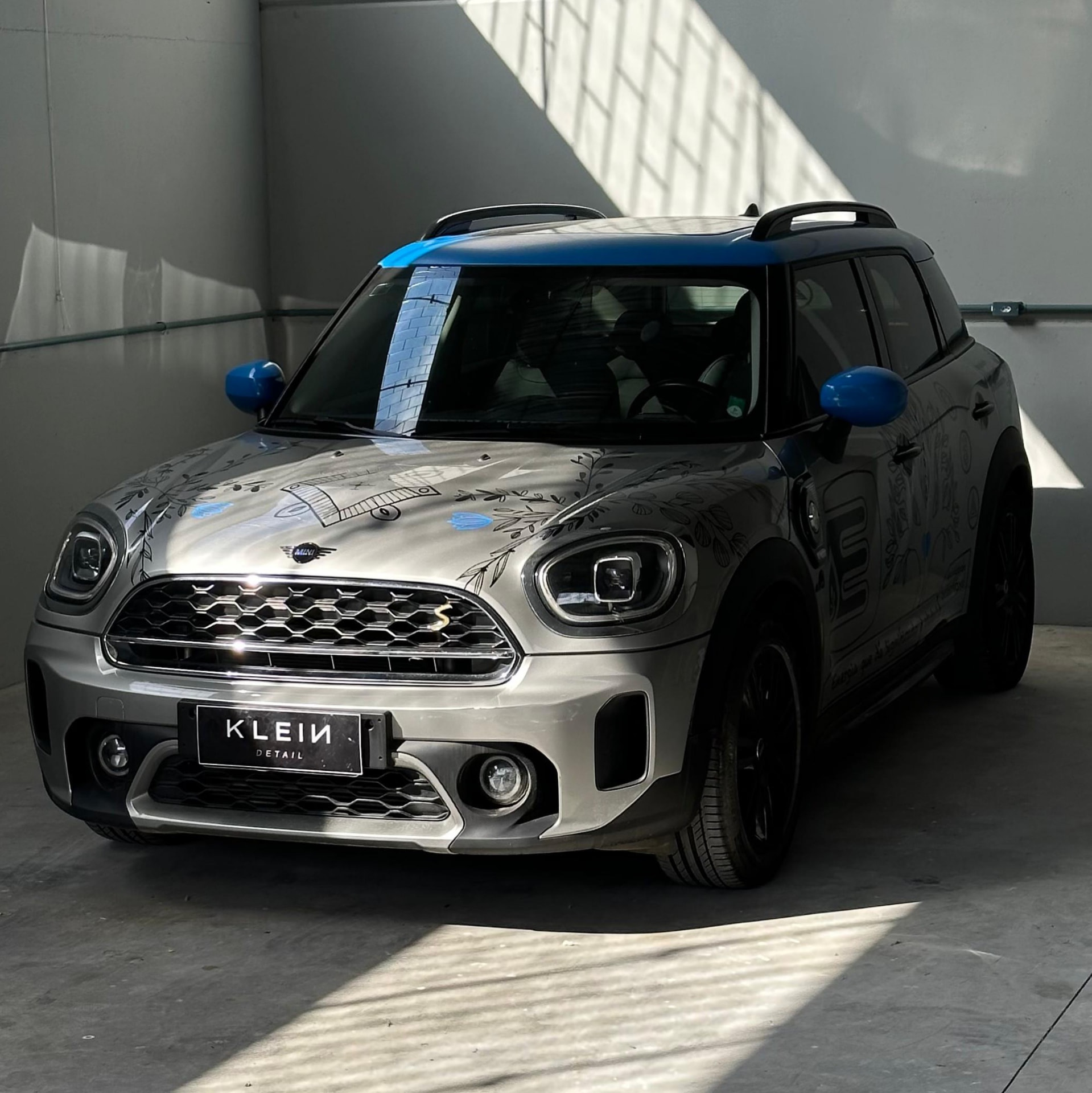 MINI Countryman com envelopamento personalizado finalizado pela Klein Detail
